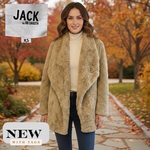 NWT JACK BY BB DAKOTA Women's Oatmeal Faux Fur Shawl Coat XS Extremely Soft